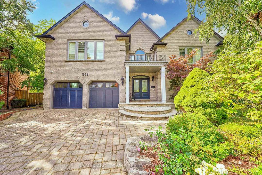 Enclaved on a ultra wide 135 ft pie shaped ravine lot in an exclusive four home cul de sac, this custom Dalzotto built home offers approximately 4, 000 sf above ...