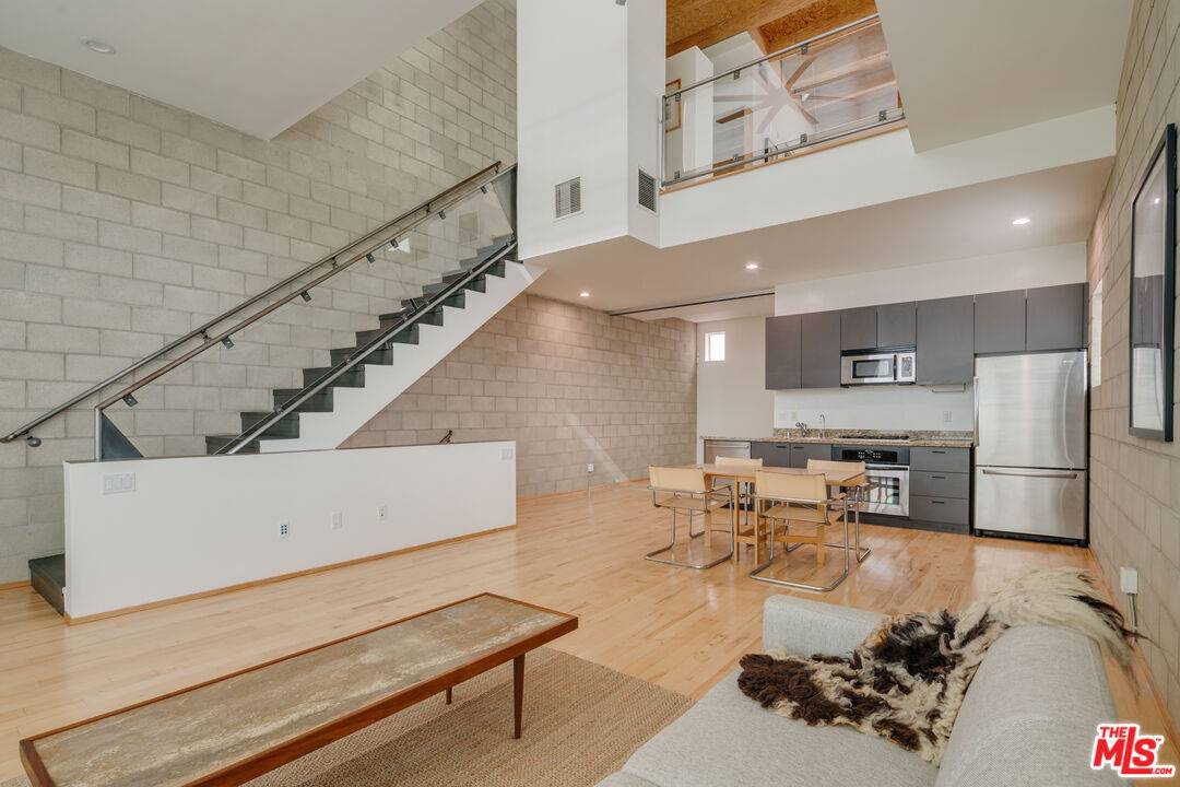 717  N Highland Ave 2BR Hancock Park La