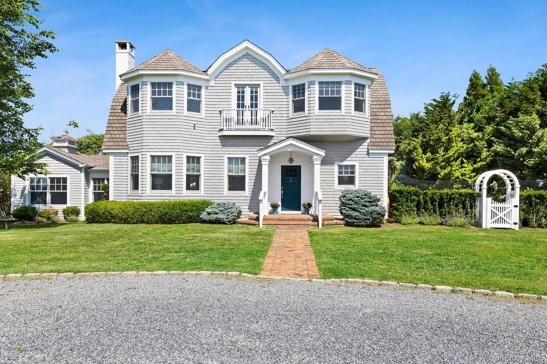 Impeccable Beach House in the Westhampton Beach Estate Area Set on a quiet cul de sac in the prestigious Seafield estate area, this beautifully maintained home offers the best of ...