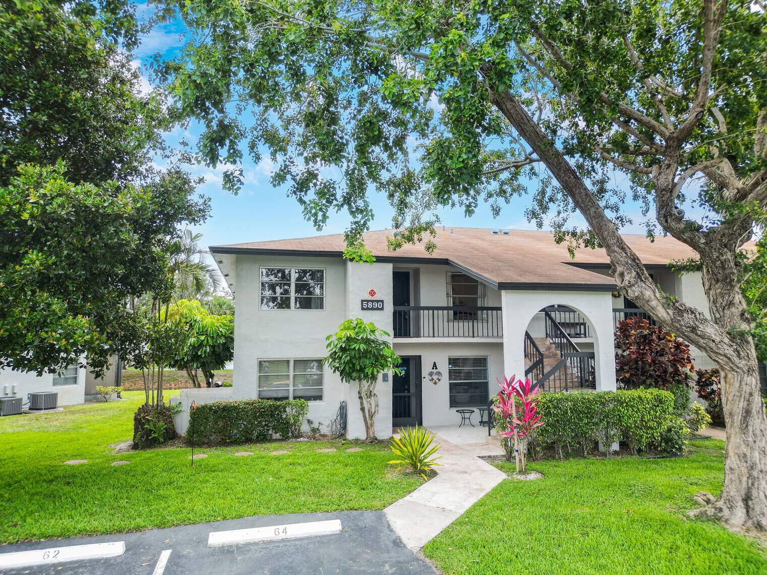 Elegantly Remodeled, Spacious 2BD 2BA CORNER WATERFRONT Condo filled with sunlight !