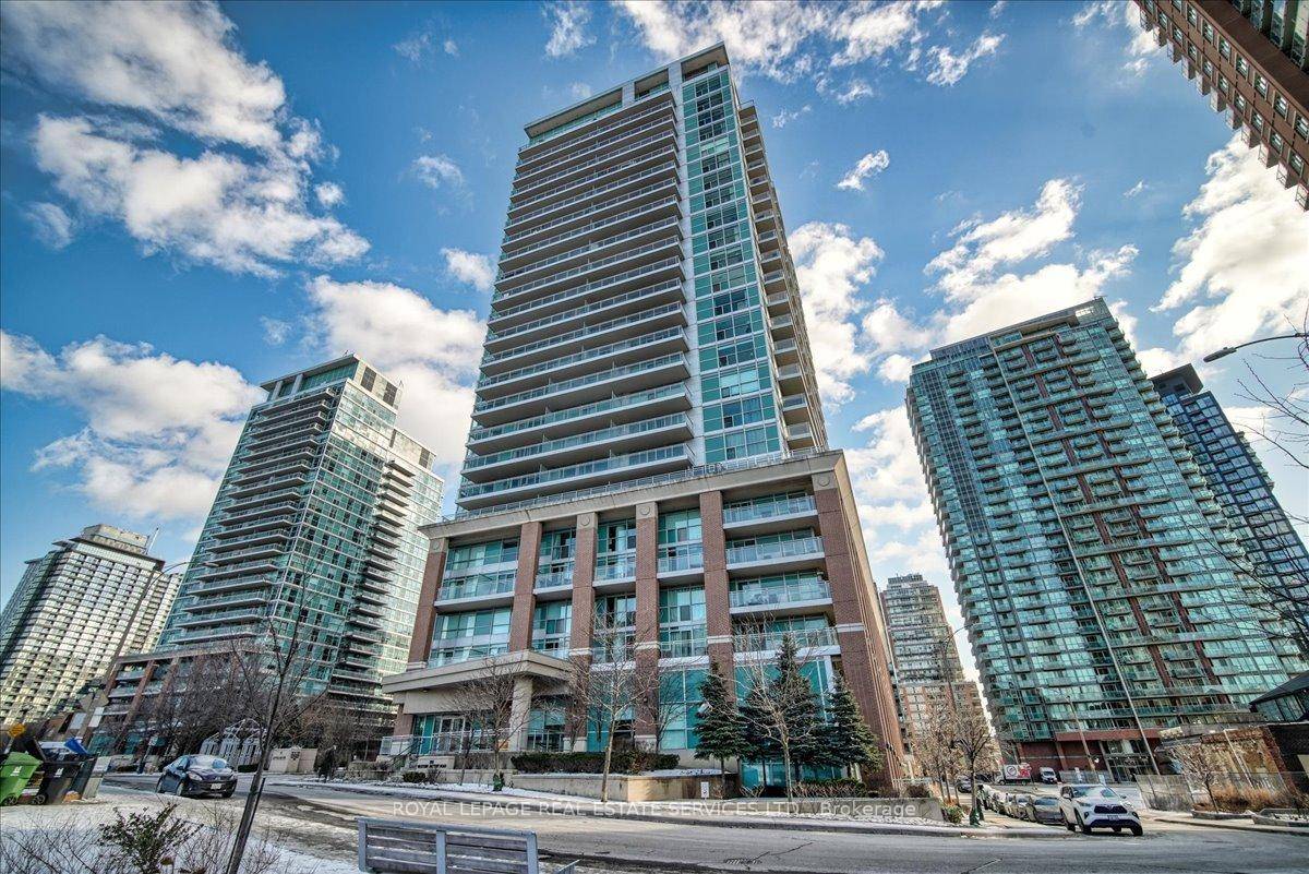 Rarely Offered 2 Story Loft Apartment In High Demand Liberty Village.