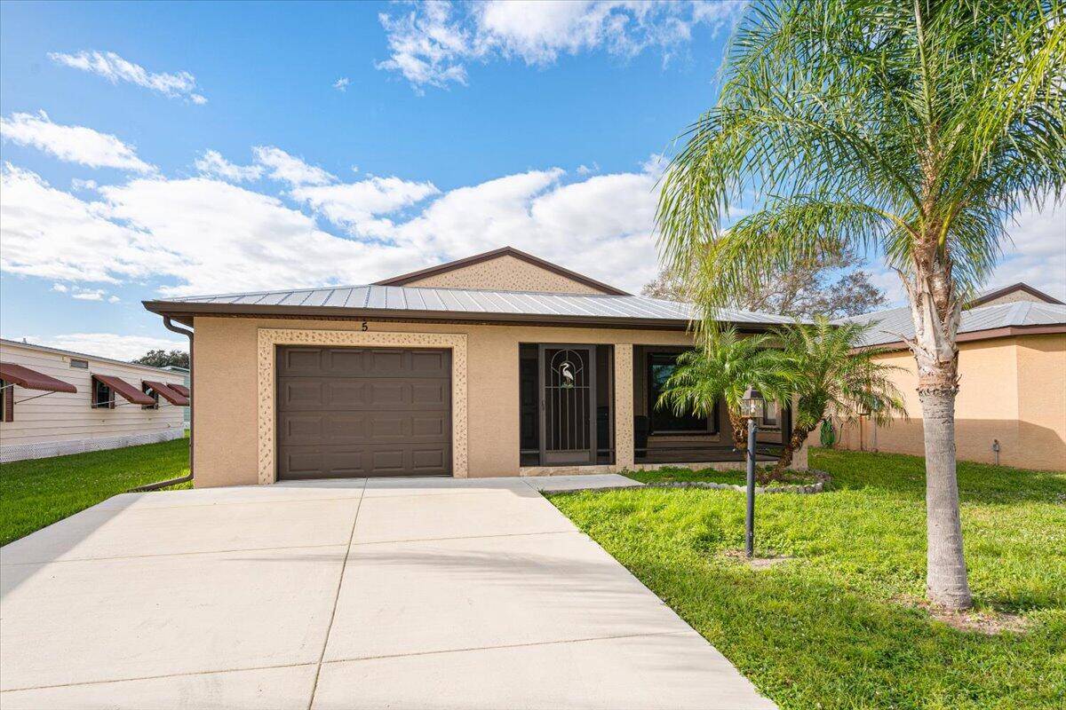 Delightful 2 bedroom 2 bathroom model only 4 yrs old.