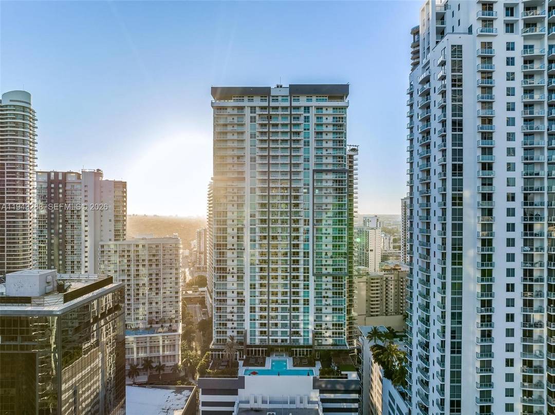 Unique 1 bedroom residence with 1 full bath and an additional half bath, ideally located in the heart of Brickell and offering stunning city views.