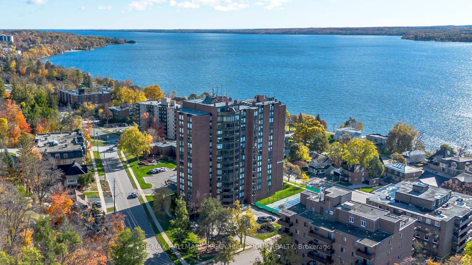 PANORAMIC LAKE VIEWS, DOWNTOWN AT YOUR DOOR amp ; AMENITIES THAT WOW AT THE BAY CLUB !