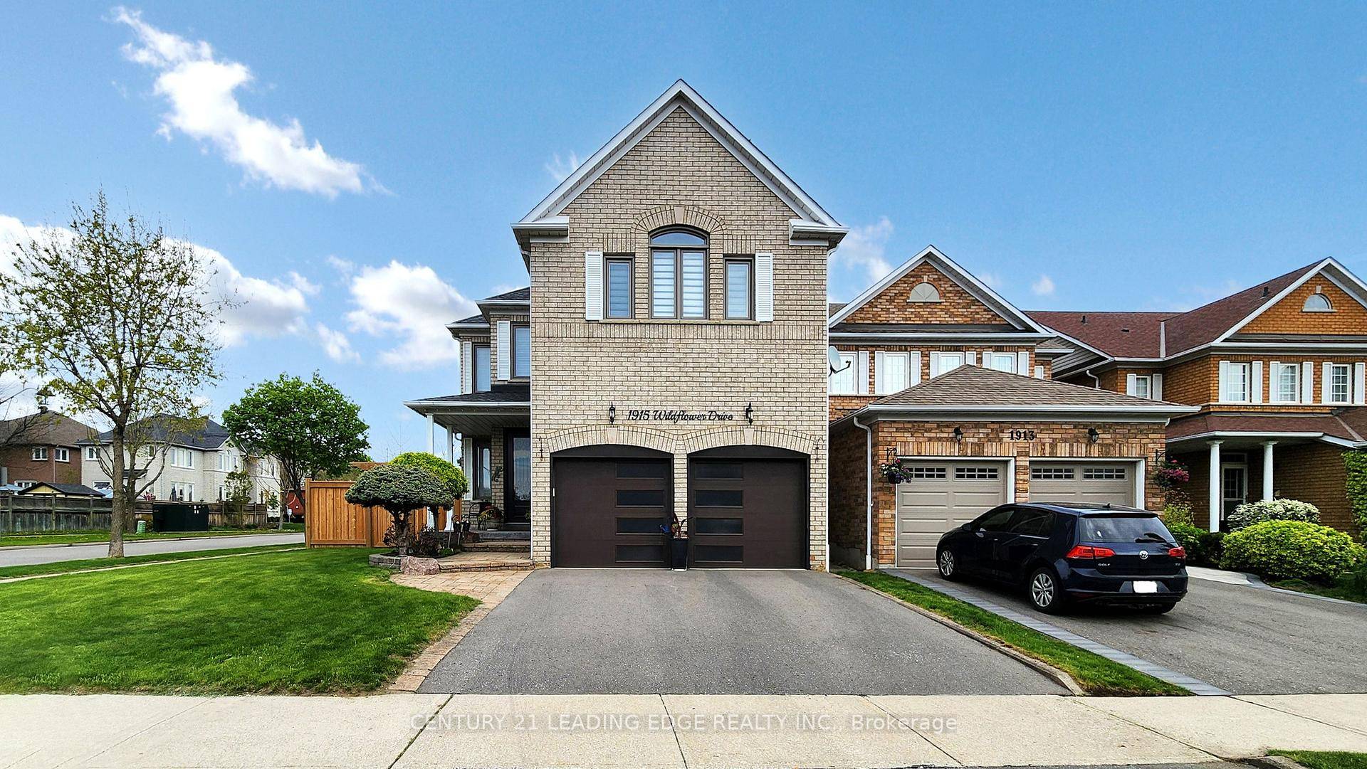 Welcome to this beautifully maintained detached 2 storey home in a family friendly Pickering neighbourhood !