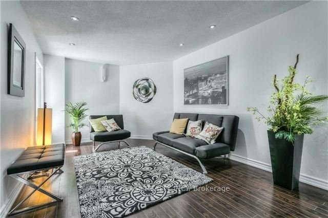 3 Bed 3 Bath Home in Milliken Mills West !