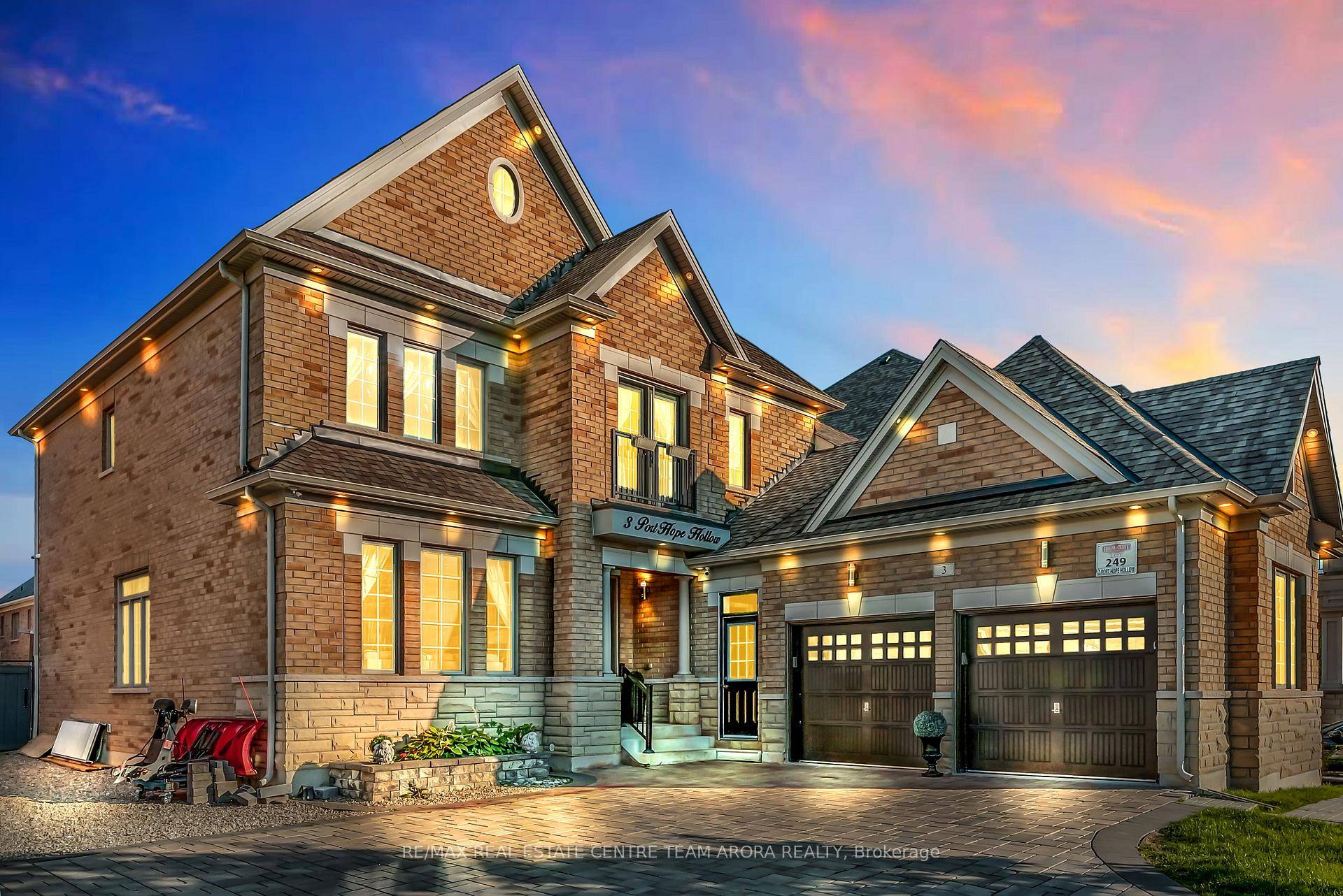 Welcome to this luxurious 4 2 bedroom, 6 bathroom detached estate in the prestigious Bram West community !