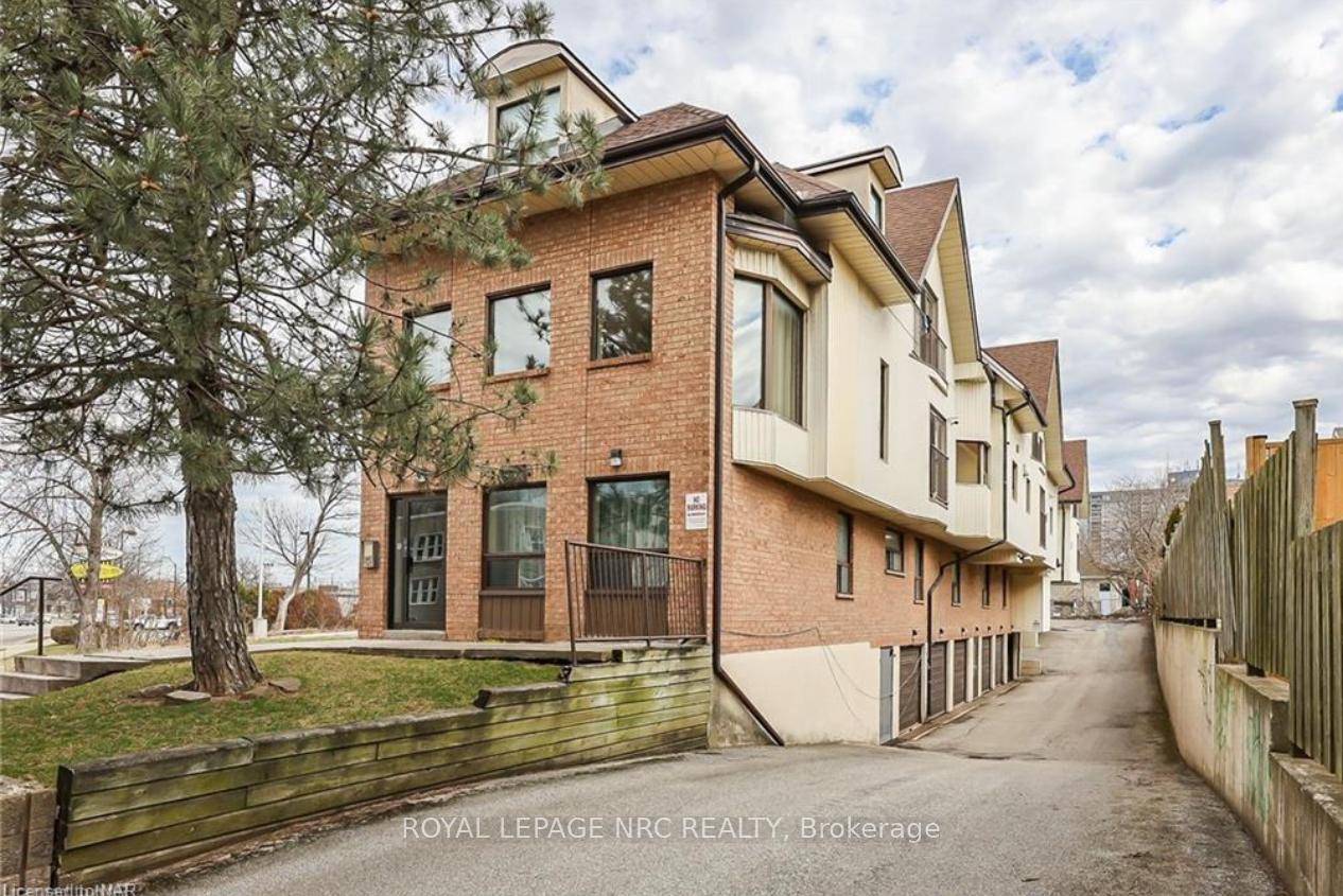 Charming 1 Bedroom Condo in Prime Location Move In Ready !