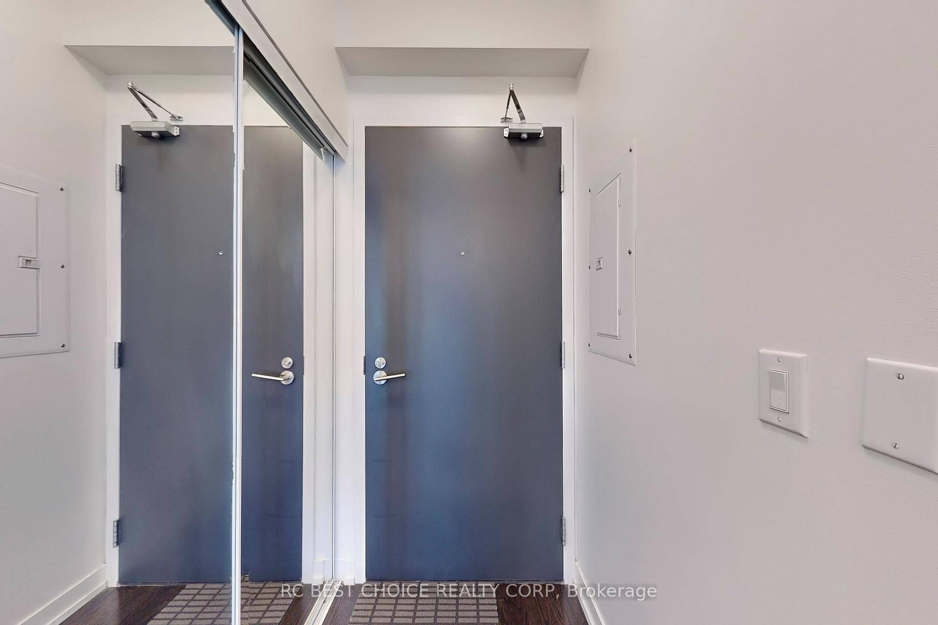 This Newly Renovated Ultra Chic West Facing Corner Unit In The High Demand Dt Core.