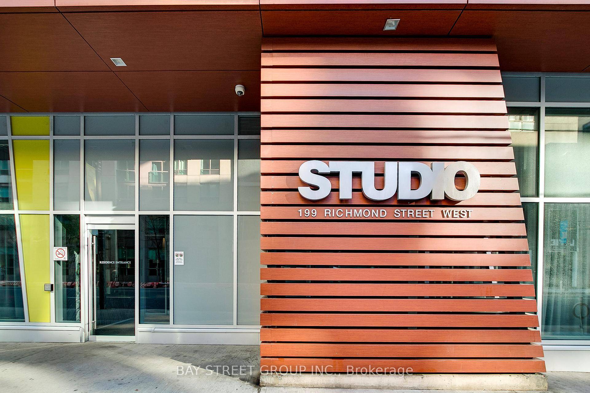 Right at Richmond University, this unit is located at a convenient distance from the life of the city Financial District, Entertainment District, U of T, hospitals etc.