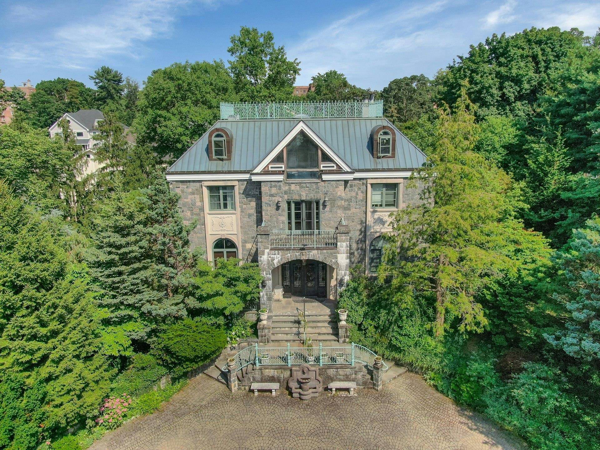 Luxurious 5 Bedroom Estate with Unrivaled Hudson River Views Perched atop a private bluff with sweeping, unobstructed views of the majestic Hudson River, this exceptional 5 bedroom, 7 bath estate ...