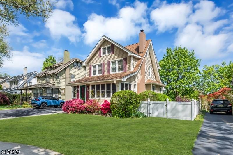 Rinde Adebayo Realtor. Welcome to this Amazing well maintained Home featuring 3 Bedrooms 2 bath Colonial.