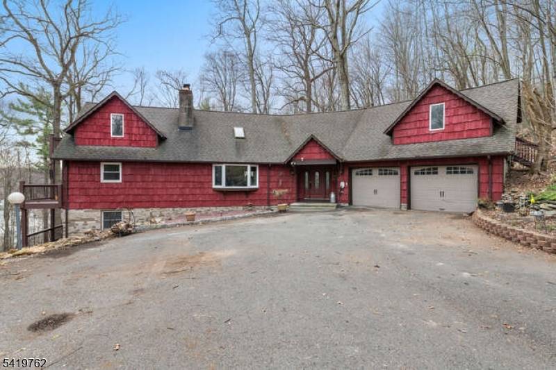 Over the river and through the woods Welcome to 56 Cliff Rd in sought after after Pinecliff Lake Community.