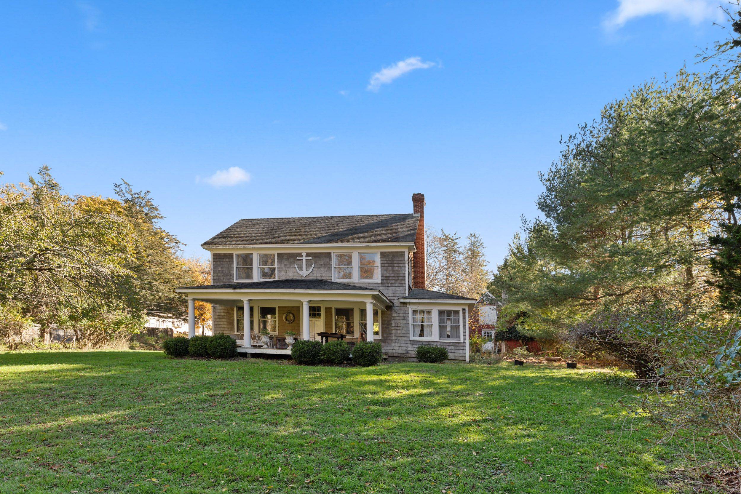 Noyac Farmhouse Close to All!