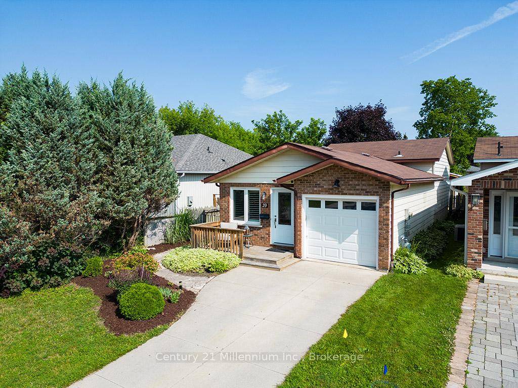 Welcome to this lovely 3 bedroom home, ideally located on a quiet dead end street in one Collingwood's family friendly neighborhoods.
