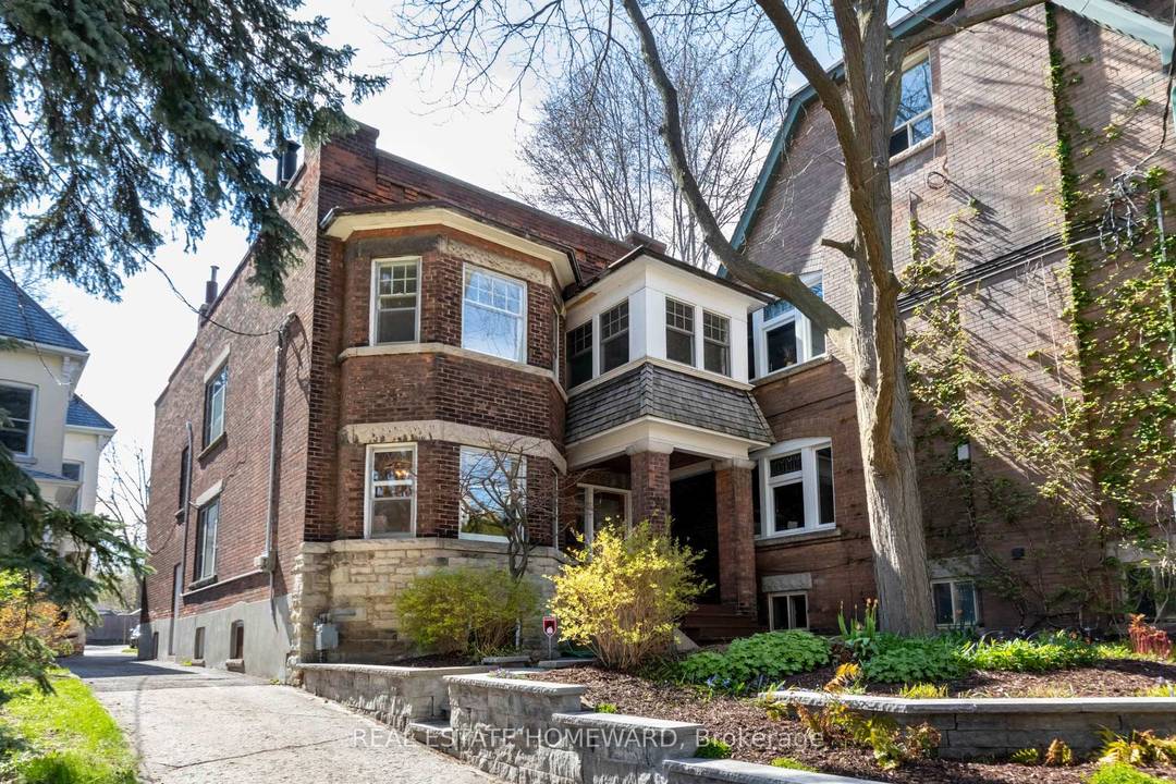 Big, Bold And Beautiful. LARGE, Bright, Main Floor Of Duplex !