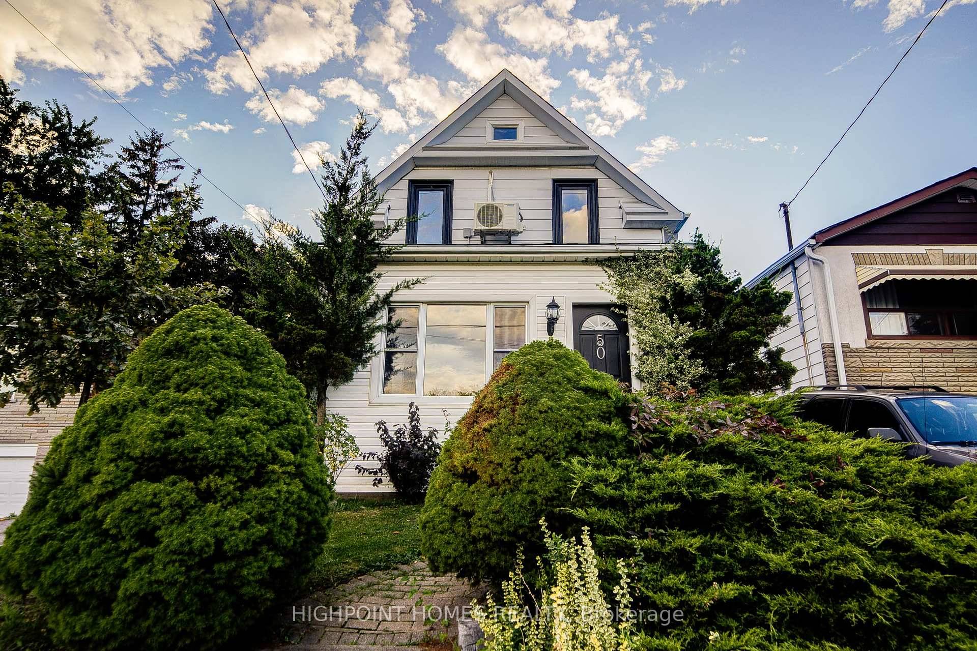 George And Cozy Detached Home On Big Beautiful Landscape Lot 40x125 Ft.