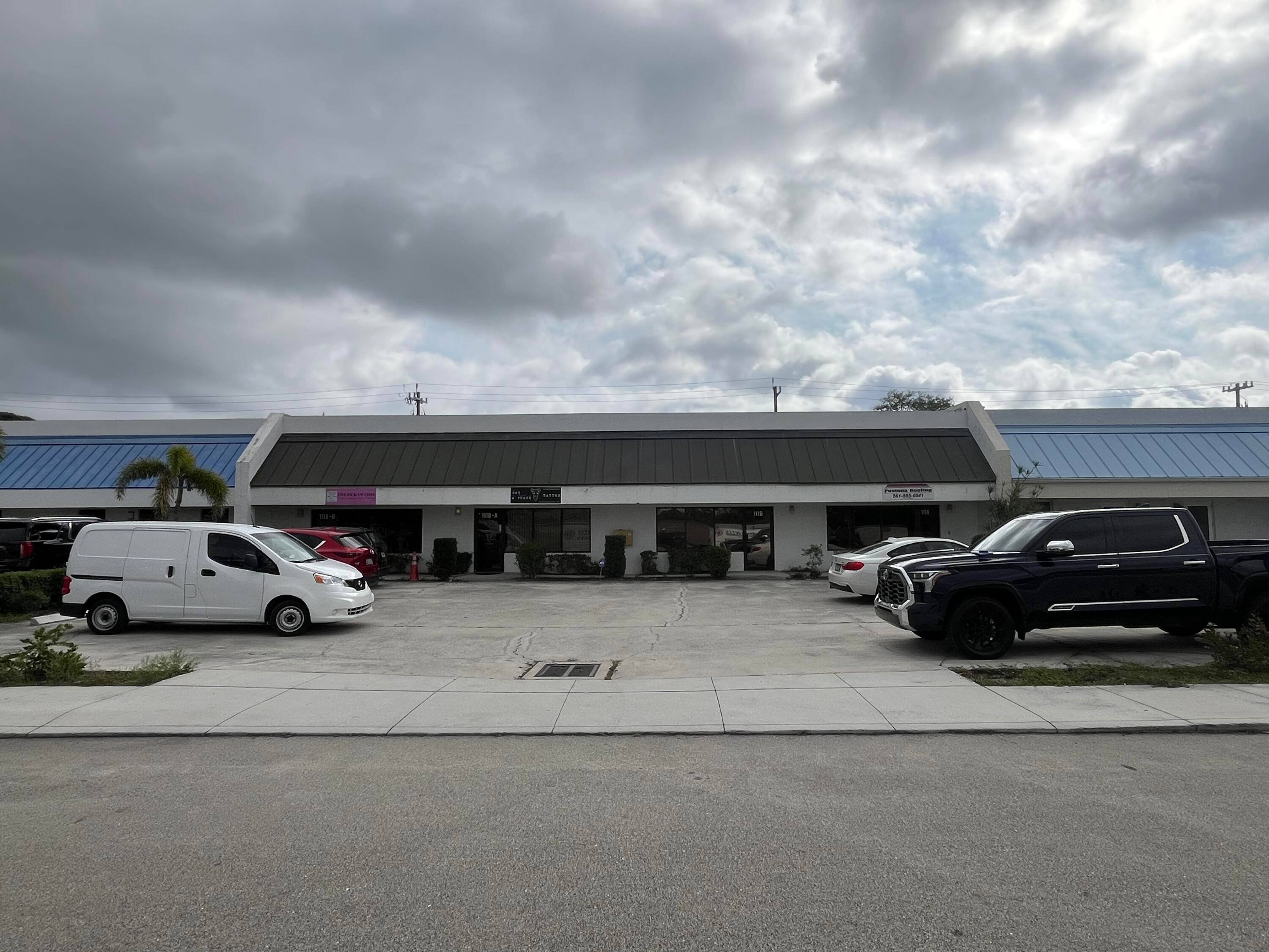 Flex Space Available FOR LEASE !