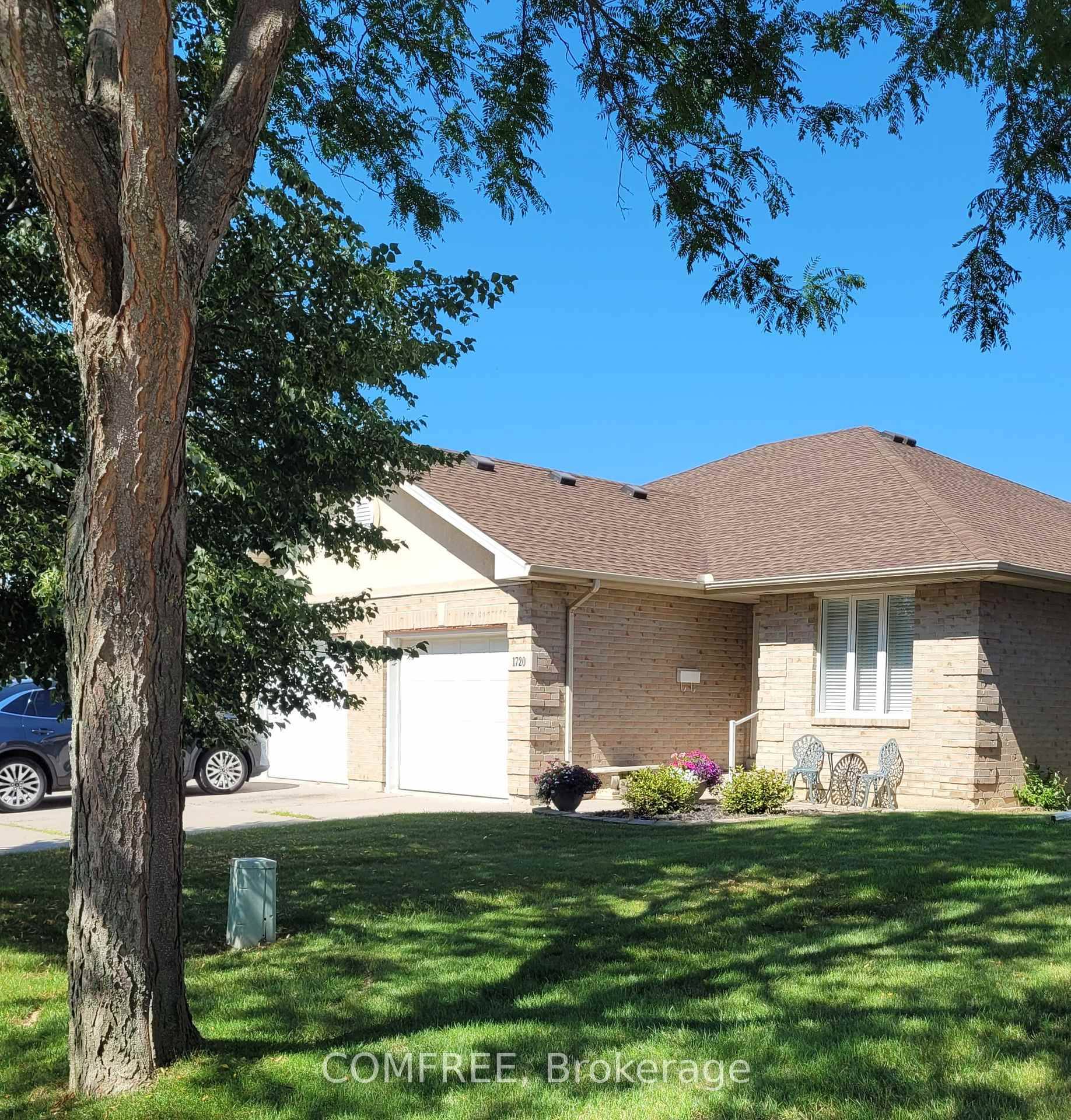 Well maintained, well built, Mastercraft twin villa townhome located in sought after East Windsor just off Banwell Rd in Blue Heron Pointe and is for sale by the original owner.