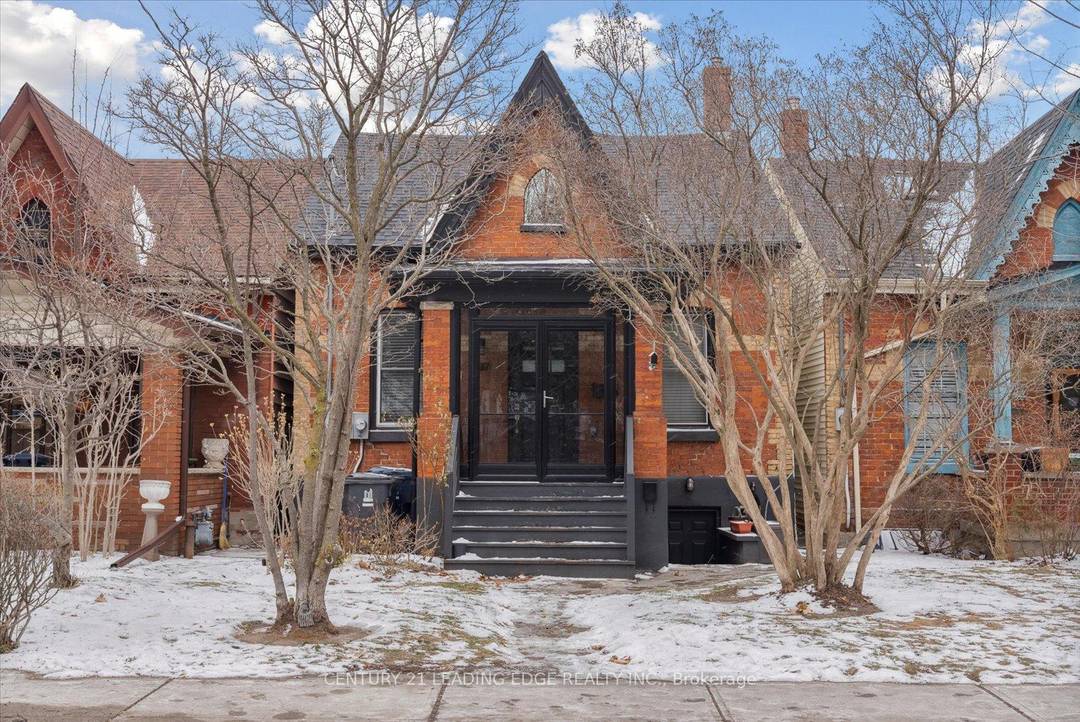 Rare Opportunity to Rent This Large 2 bedroom, 2 bathroom unit with high ceilings.