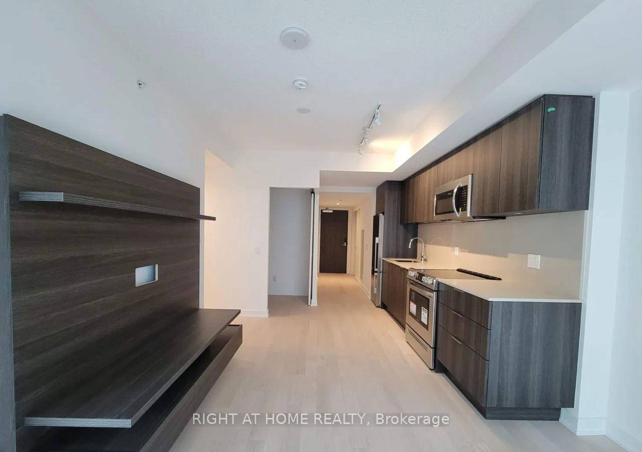Experience upscale urban living at Yonge amp ; Rich Condos with this elegant 1 bedroom plus enclosed den suite.