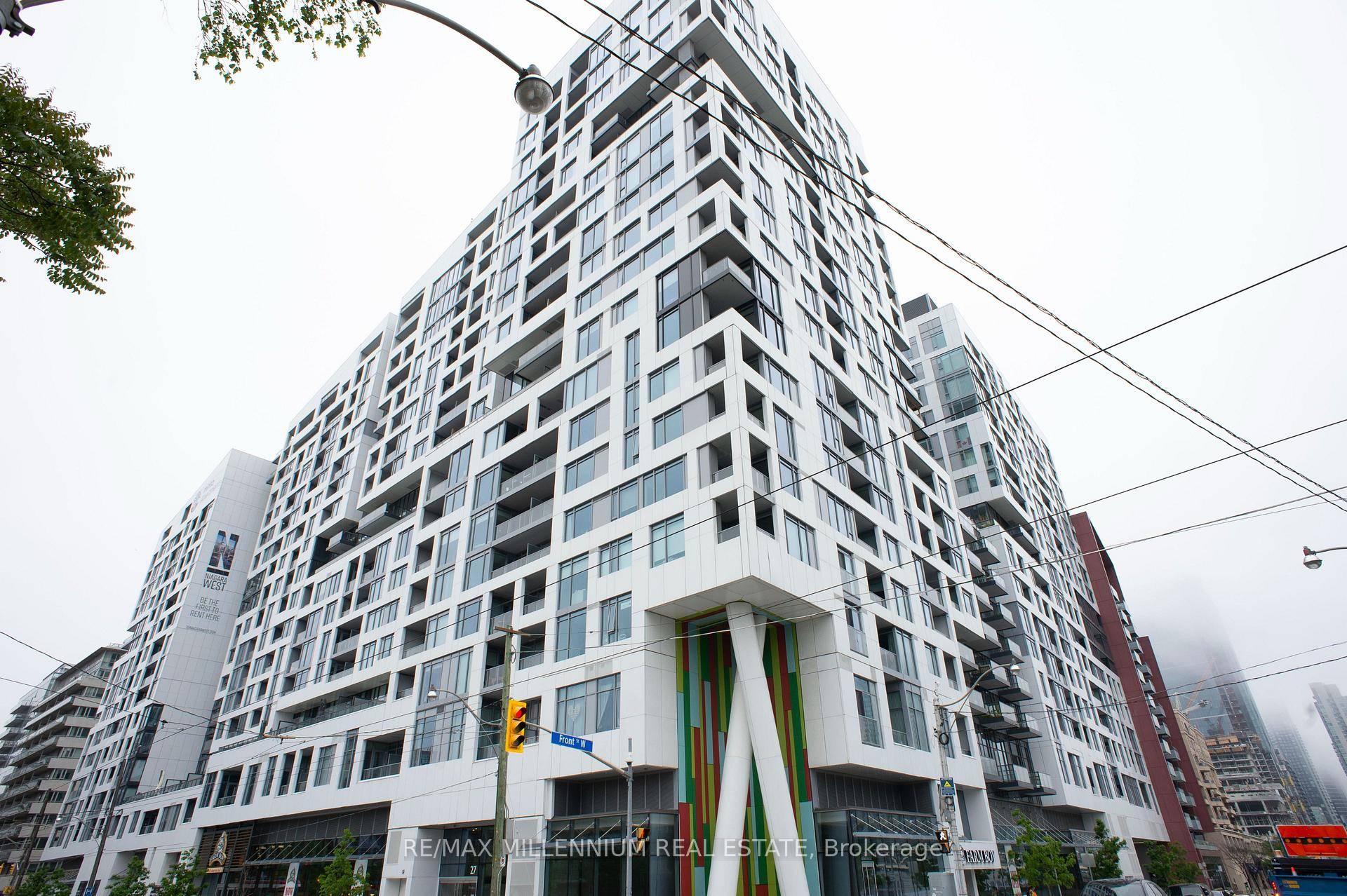Experience modern city living in this bright 2 bedroom, 2 bathroom condo at Minto Westside in King West.