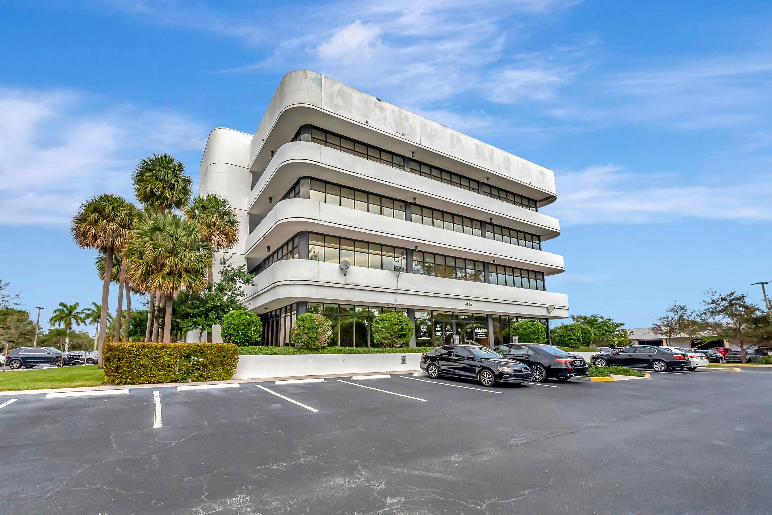 Professional excellence with this meticulously updated office in the best location of East Boca.