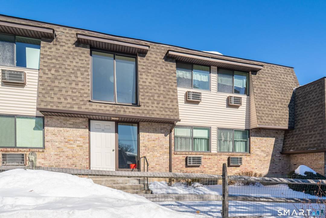 Welcome to effortless one level living at Manor North Condominium !