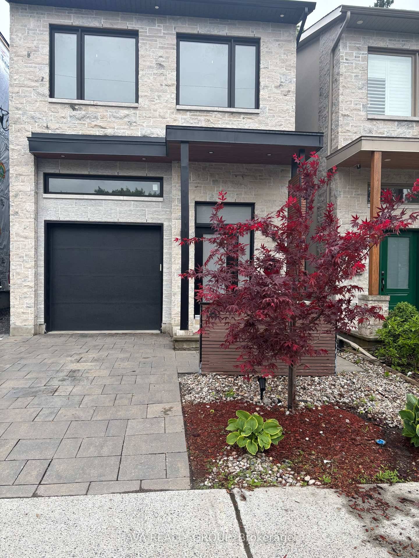 Location, location and location, Bright full of light, beautiful, functional, best school, close to all amenities, Hospital, shopping, restaurant, cafe, and much more.