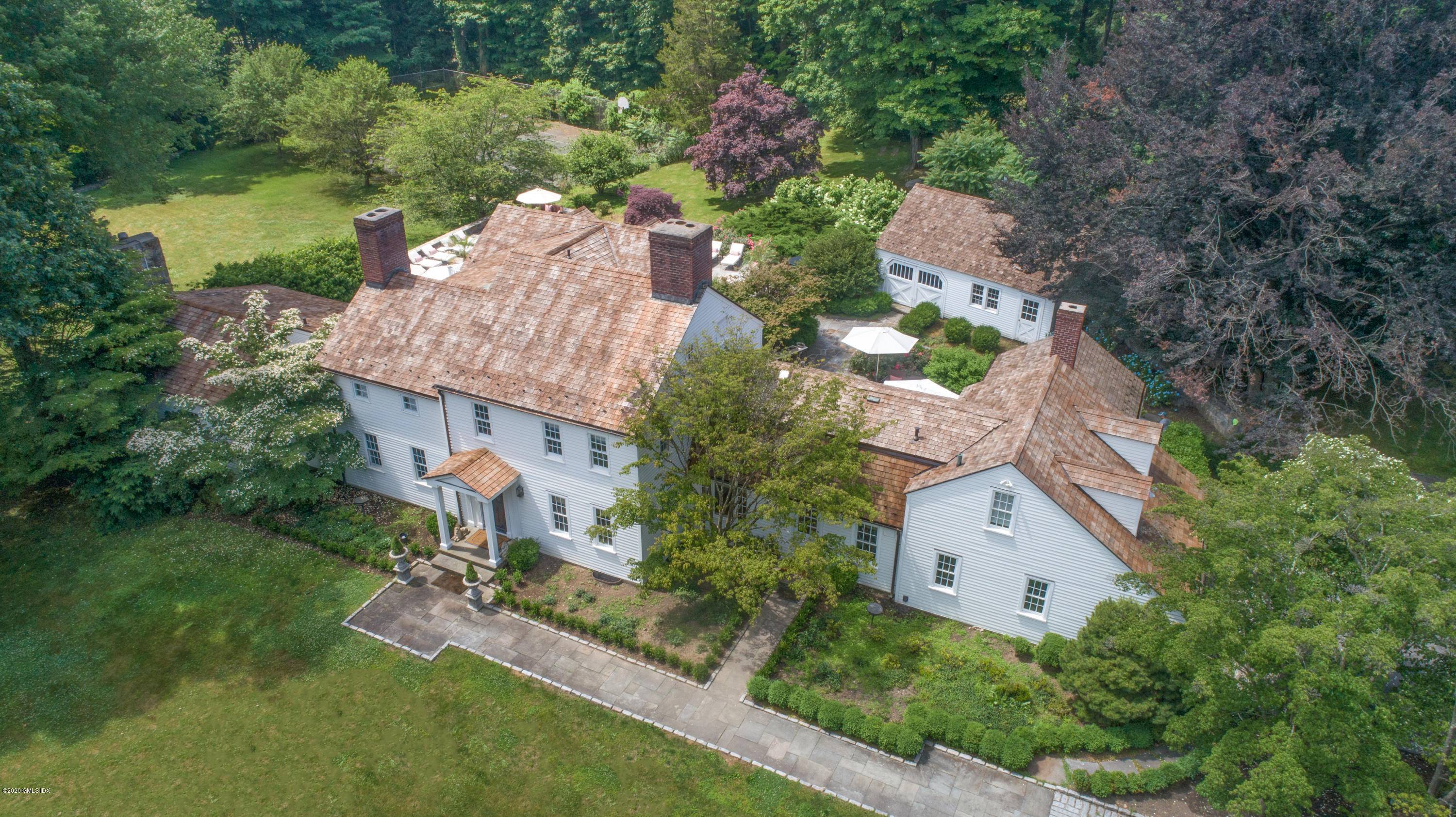 Quintessential country compound situated on 4.