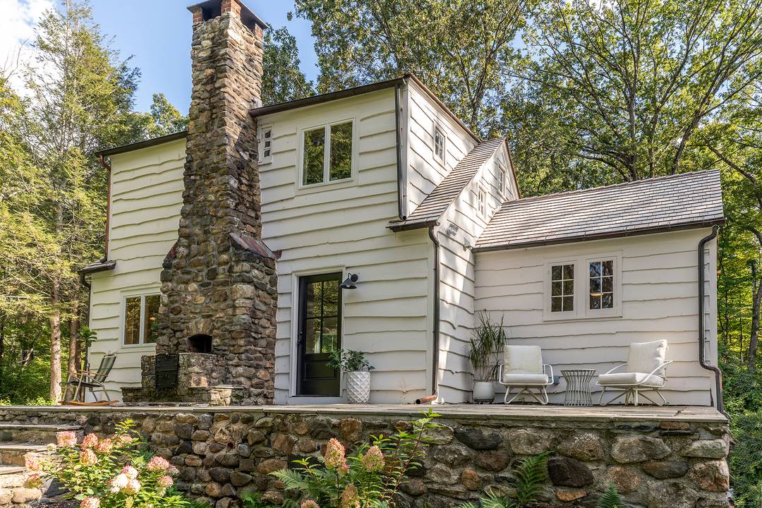 Uber Chic Country Cottage on 5 private acres.
