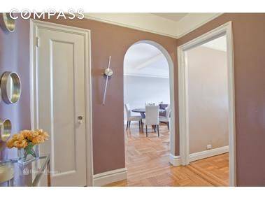 Light, space, views ! There are open city and river views from every room of this lovely one bedroom apartment.