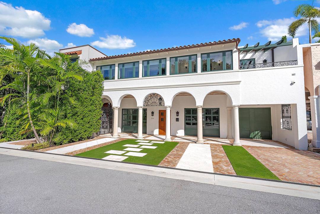 Ideally located in historic Phipps Plaza, this architectural jewel originally conceived by Marion Sims Wyeth and masterfully reimagined by John Volk has been artfully transformed from its foundation to its ...