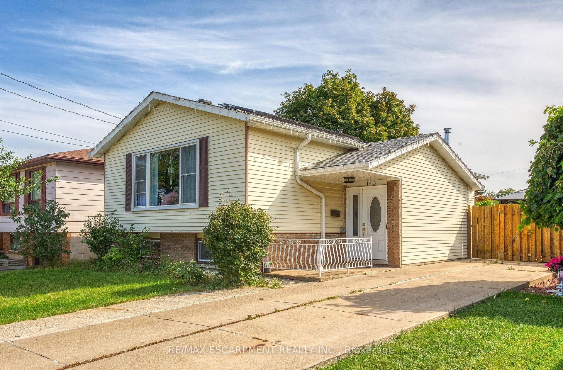 Newly Renovated 2 Bed Lower Level Apartment Unit for Lease w 2x Parking Spaces !