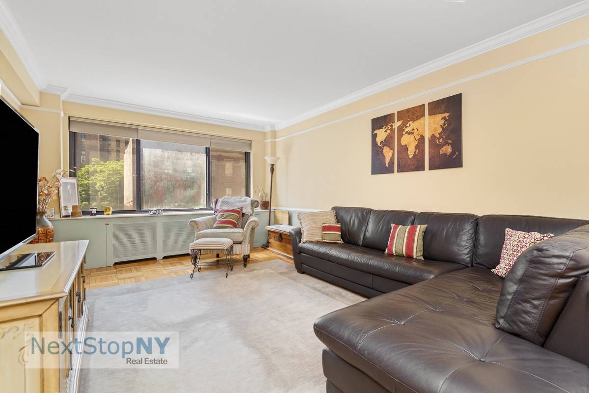Experience the allure of Murray Hill from the heart of the neighborhood in this inviting one bedroom apartment.