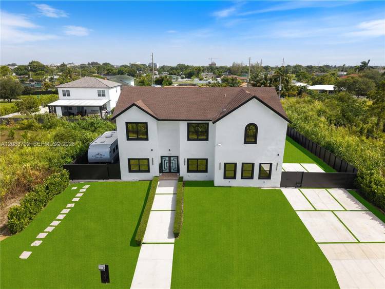 Beautifully appointed 5 bedroom den, 4.