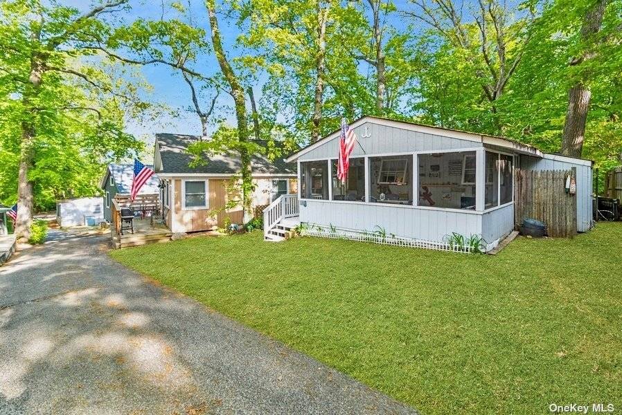 NEW PRICE REDUCTION ! ! Seasonal Cozy Cottage Tastefully Decorated amp ; Set for Summer Vacations !