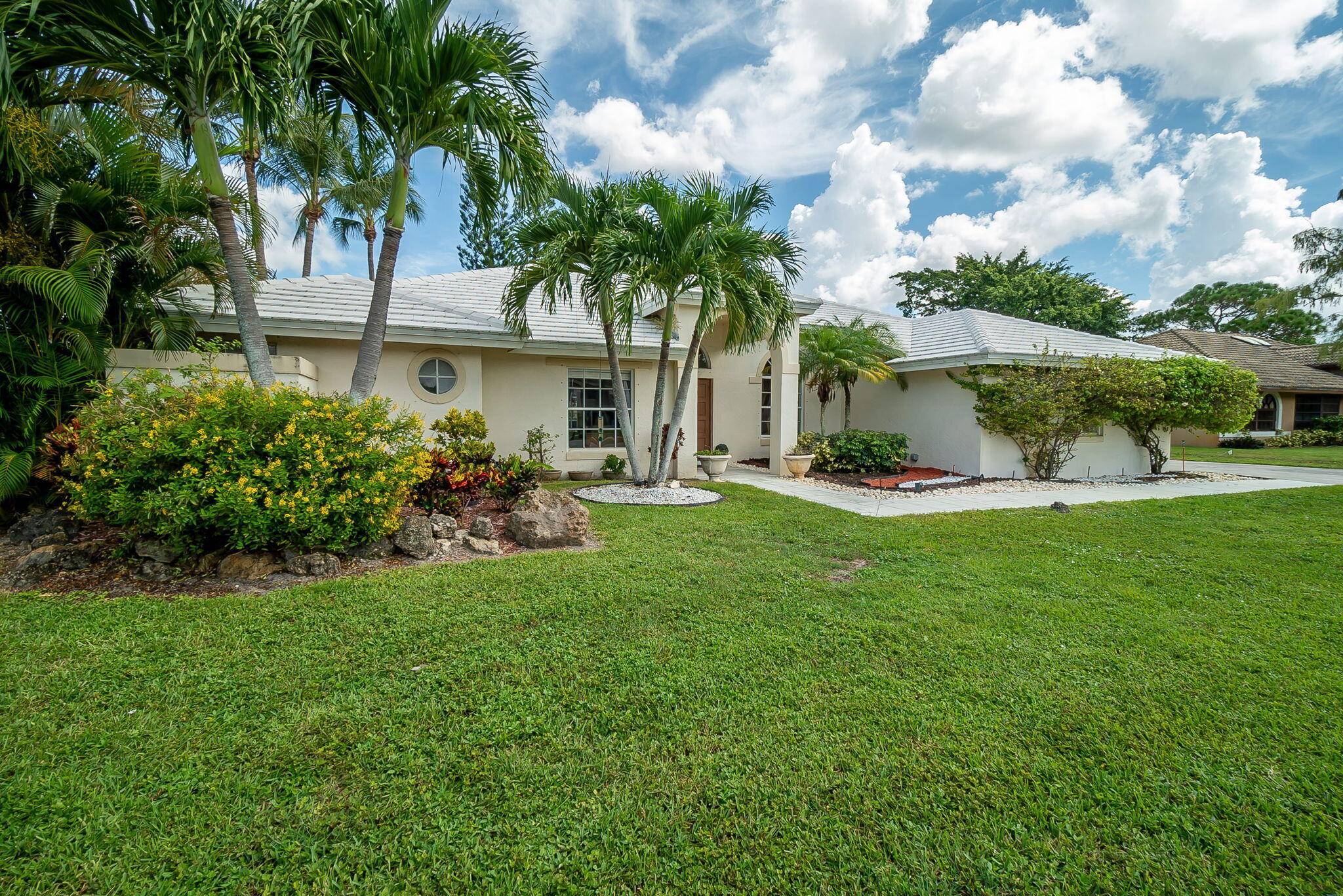 This turnkey ready 5 bedroom, 3 bathroom house is ideally situated just minutes away from show grounds and all major equestrian venues.