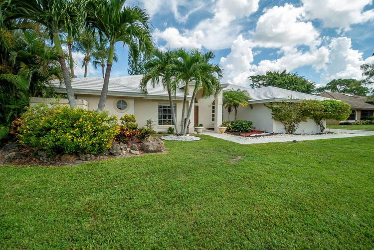 This turnkey ready 5 bedroom, 3 bathroom house is ideally situated just minutes away from show grounds and all major equestrian venues.