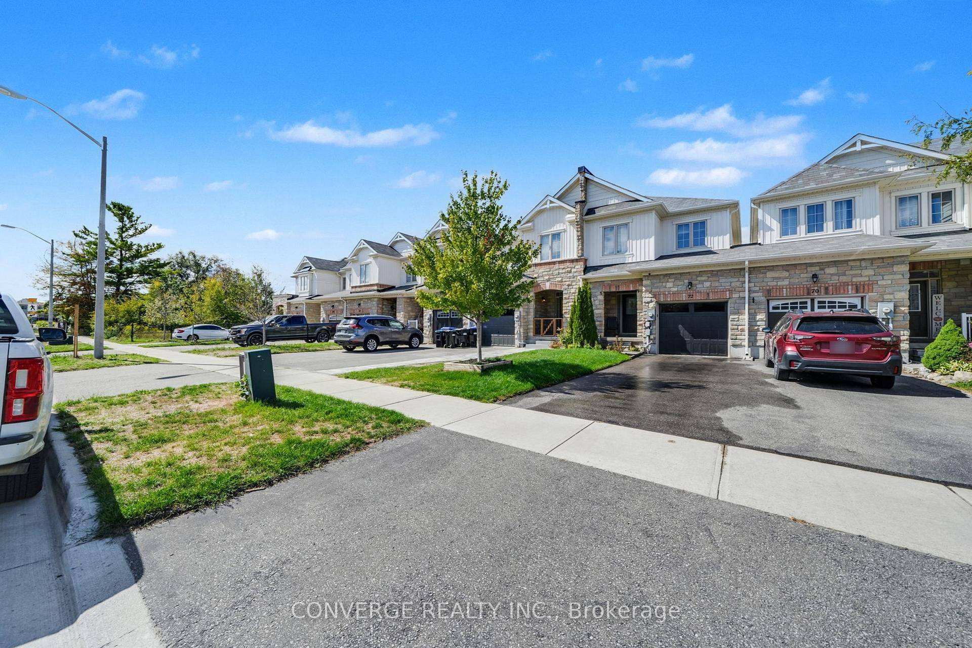 Bright And Spacious townhome With 3 Spacious Bedrooms in Angus is perfect for families !