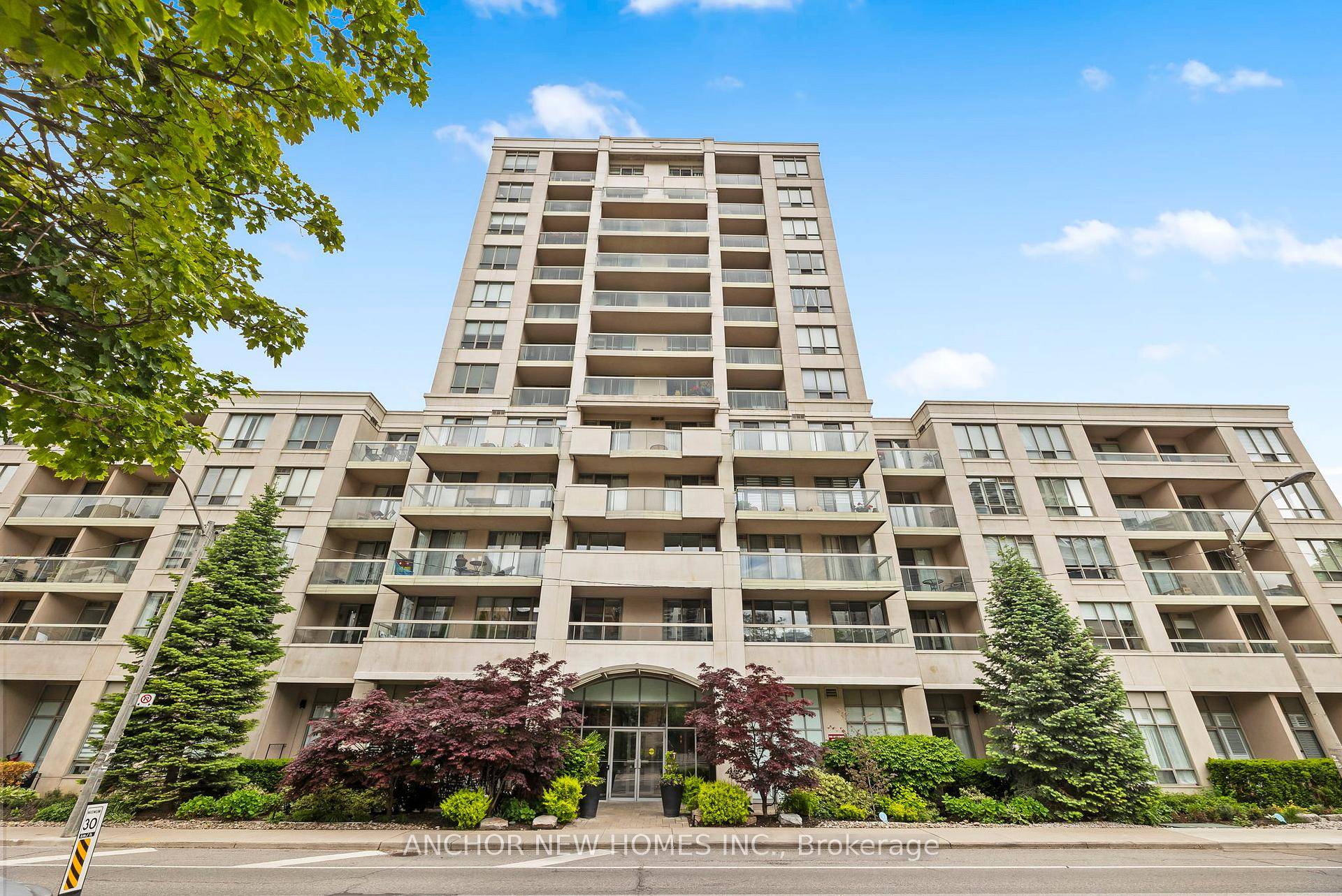 Location, location, location Luxury meets modern design !
