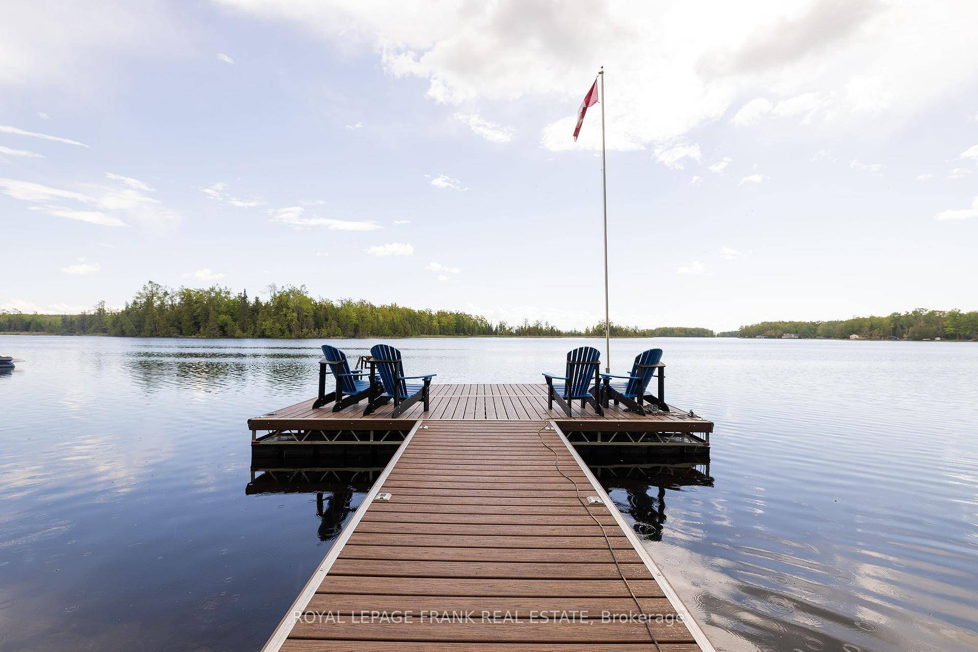 If you've been waiting to enjoy life on the lake, well wait no more !