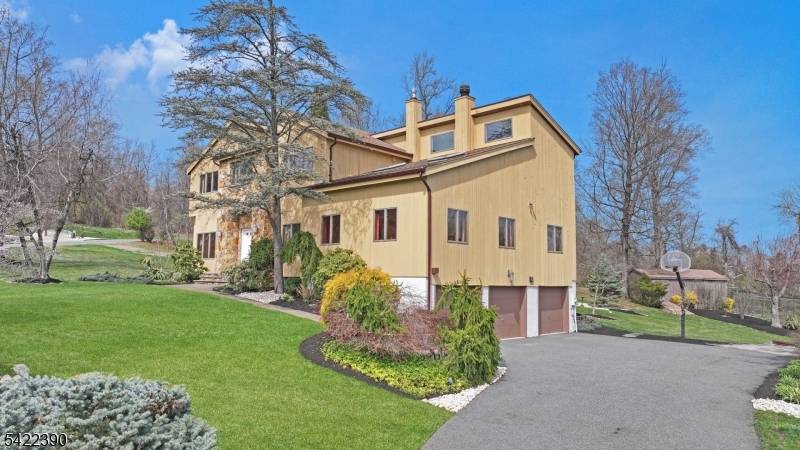 Welcome to Lincoln Park's premier location !