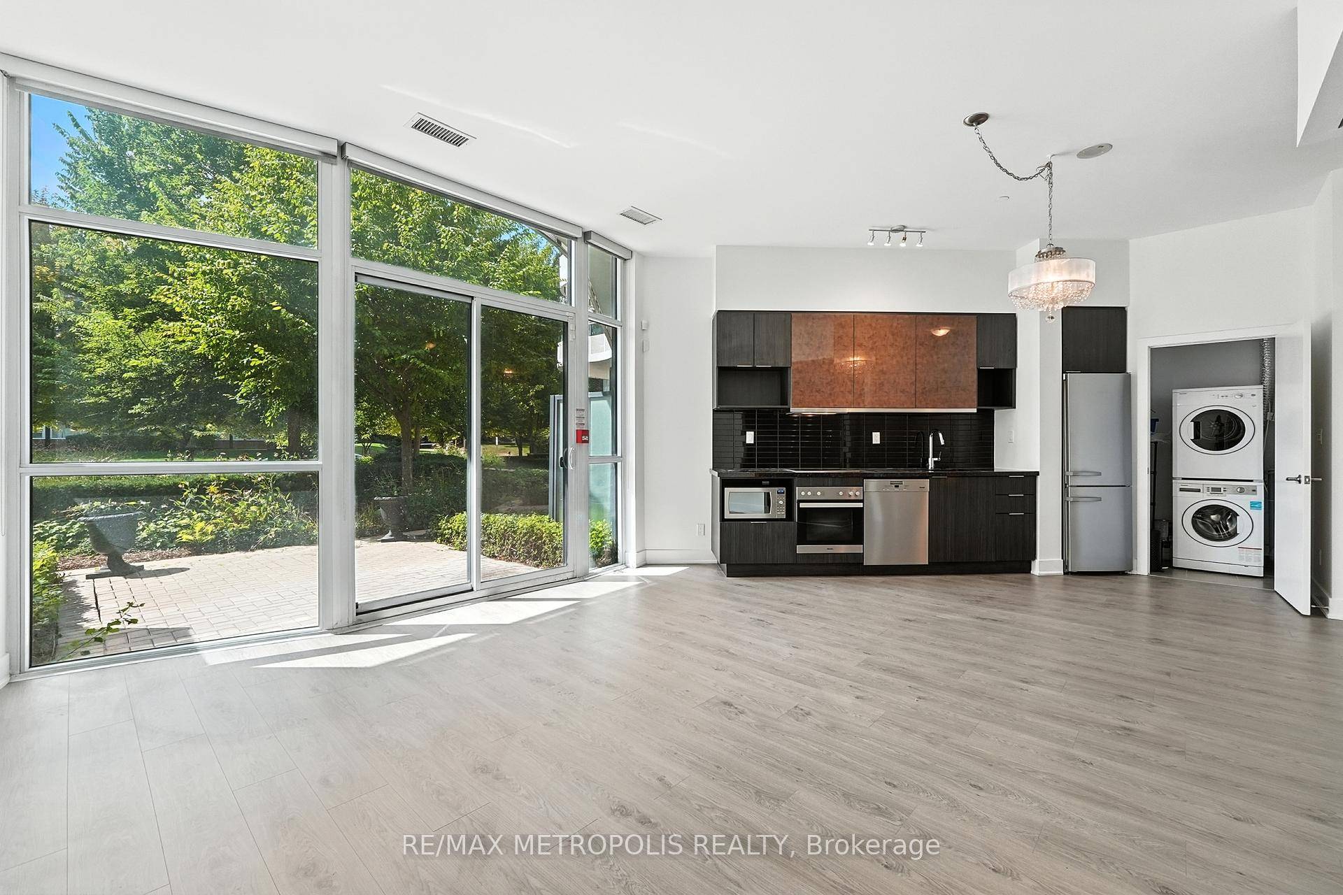 Welcome to Flaire Condos, a chic and modern residence located in the heart of Shops at Don Mills.