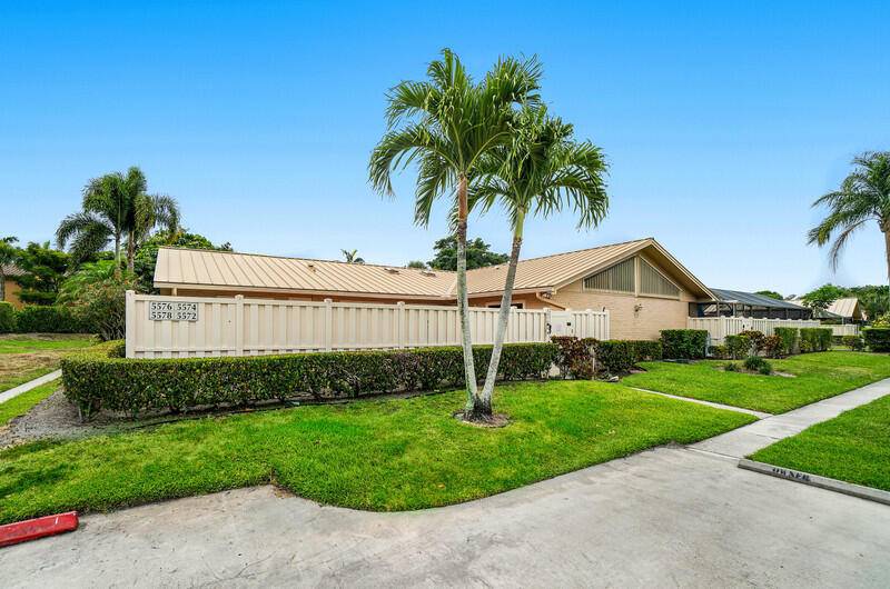 This Villa is a rare opportunity to live in the wonderful community of Westwood Gardens.