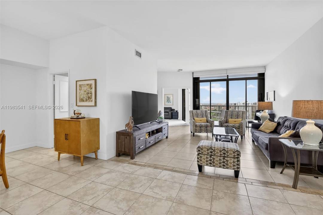 WOW ! SPECTACULAR TOWERSUITE RESIDENCE OFFERS HIGHER CEILINGS AND PANORAMIC VIEWS TO TAKE YOUR BREATH AWAY.