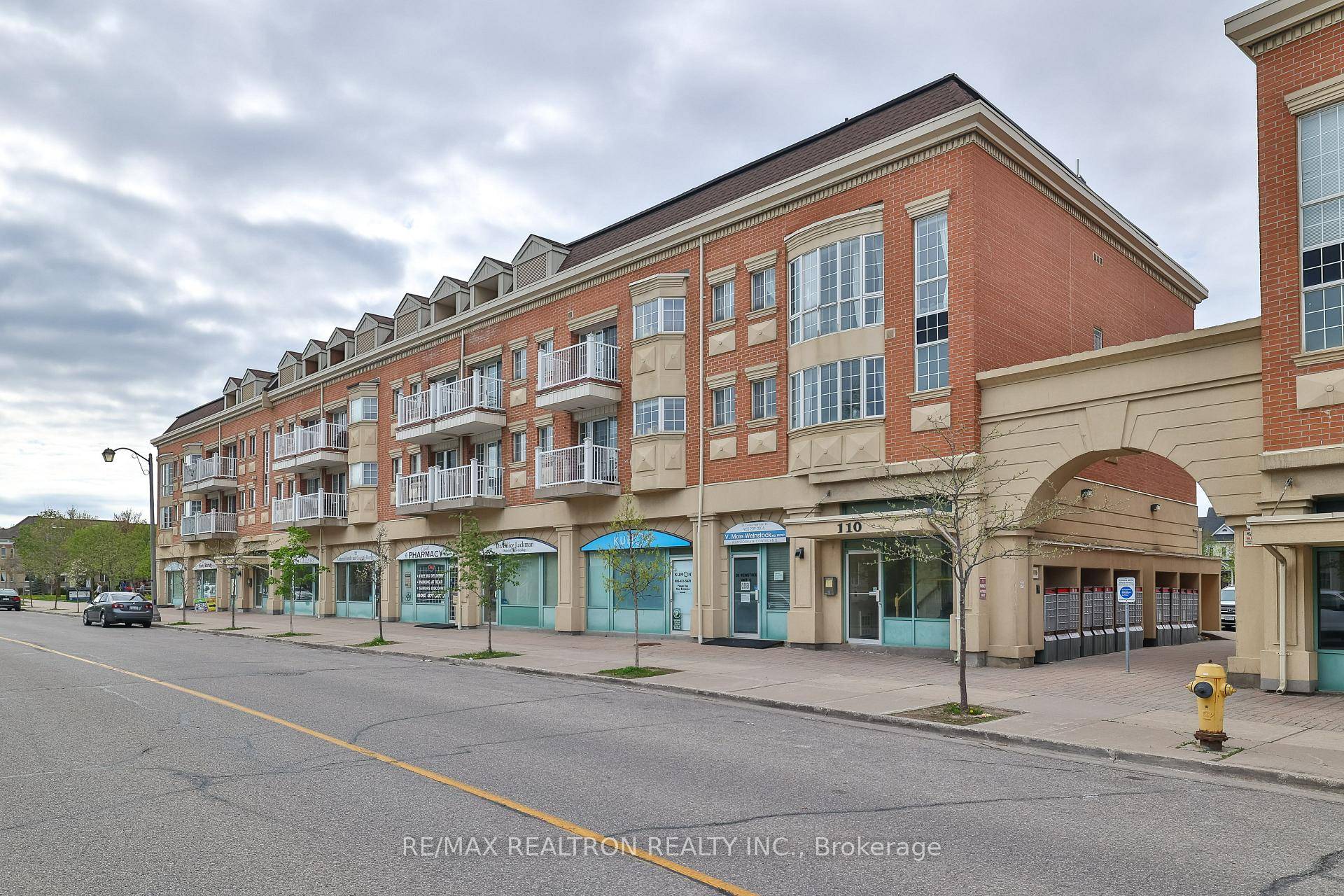 Welcome To The Executive boutique Condo Townhome In The Heart Of Cornell Village.
