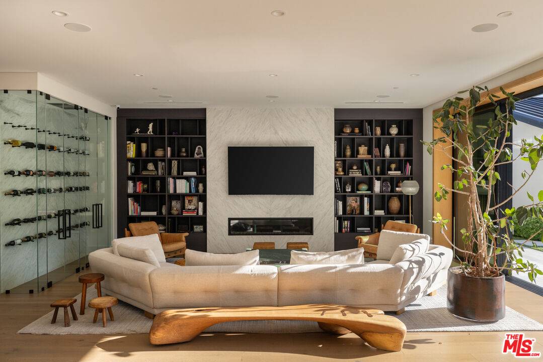 455  N Bundy Dr 6BR Brentwood La