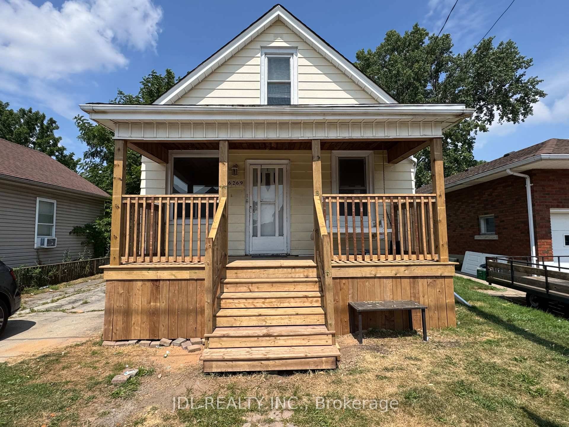 Well Maintained Detached Home in a Prime Location !