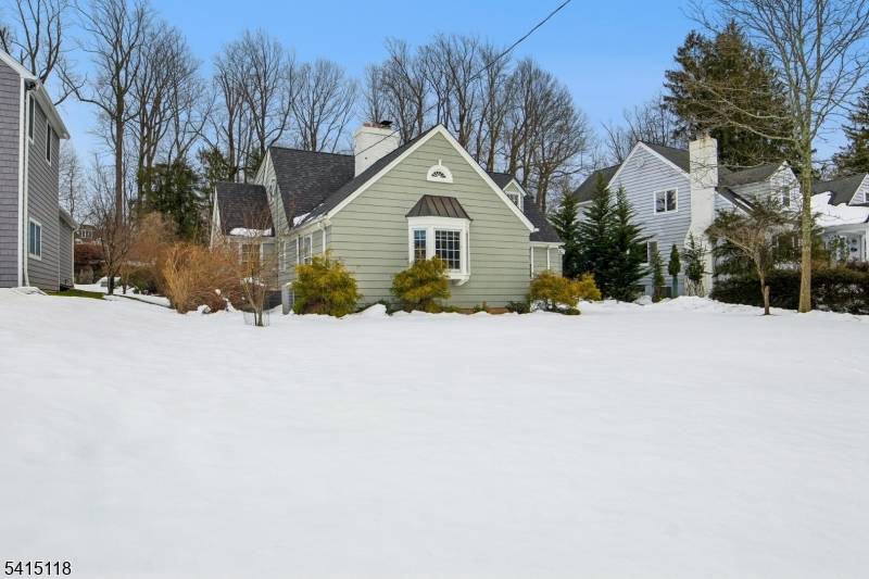 Great opportunity to rent a spacious home in the Deerfield section of Short Hills, located on a very quiet street and just a 7 minute walk to the highly desirable ...